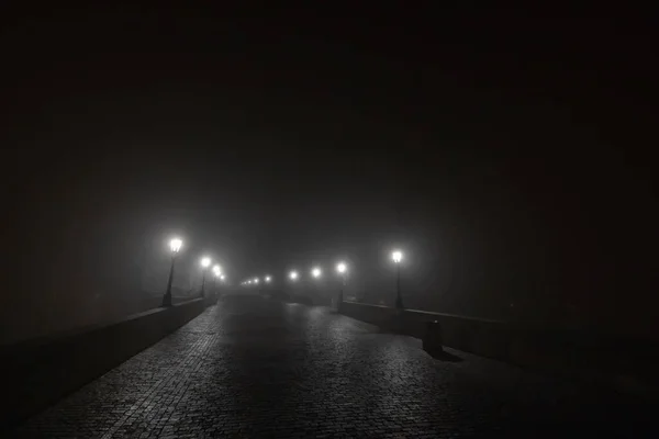 Γέφυρα Charles Karlov Στην Πράγα Νωρίς Πρωί Ώρες Πολλή Ομίχλη — Φωτογραφία Αρχείου