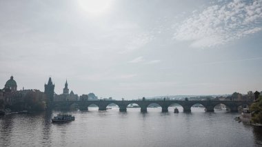 Ünlü Charles Köprüsü ya da Prag 'ın merkezindeki Karlow Köprüsü, sonbahar günü Vltava nehrinin üzerinden geçiyor..