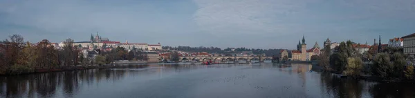 Знаменитый Карлов Мост Карлоу Мост Центре Праги Простирающийся Через Реку — стоковое фото