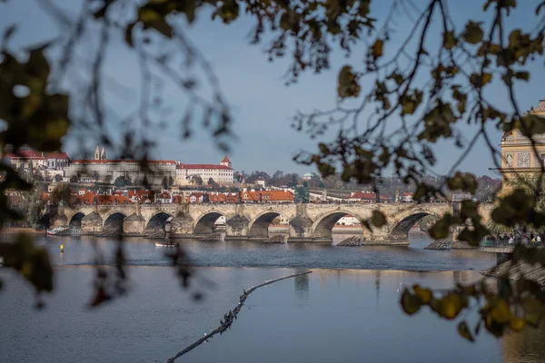 Berühmte Karlsbrücke Oder Karlowbrücke Zentrum Von Prag Die Sich Herbsttag — Stockfoto