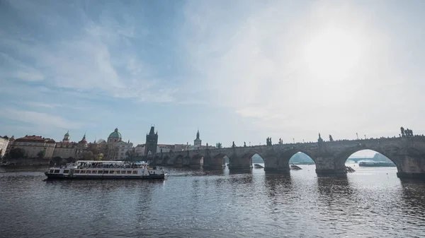 Berühmte Karlsbrücke Oder Karlowbrücke Zentrum Von Prag Die Sich Herbsttag — Stockfoto