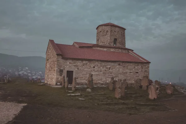 聖使徒教会ペテロとパウロは夜のセルビア ノヴィ パザールに近い 不気味な雰囲気の教会です — ストック写真