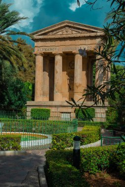 Valletta, Malta 'daki Barakka bahçelerinde güzel bir yaz gününde anıt mezar. Bahçelerde resimli antika kalıntıları var..