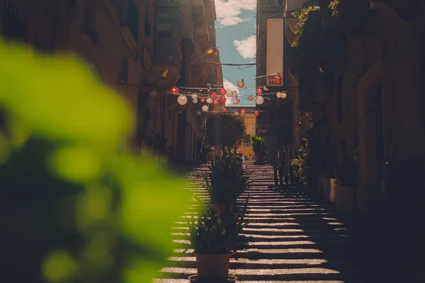 Pintorescas Calles Callejones Valeta Malta Sol Verano Escaleras Largas Visibles — Foto de Stock