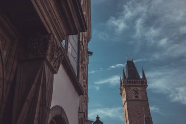 Prag 'daki merkez meydandaki saat kulesi, güneşli bir sonbahar gününde Çech Cumhuriyeti. Manzaradaki diğer binalara bakıyorum..