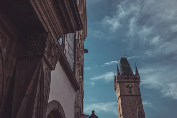 プラハの中央広場に時計塔 晴れた秋の日にチェコ共和国 ビュー内の他の建物と見て — ストック写真