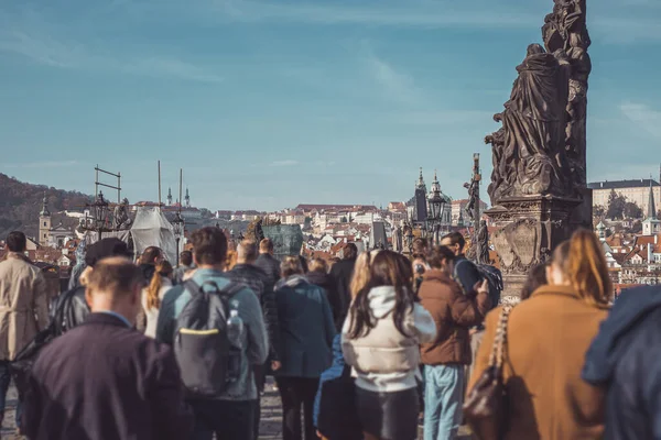 Menschenmassen Auf Der Karlsbrücke Prag Mit Blick Auf Den Berühmten — Stockfoto
