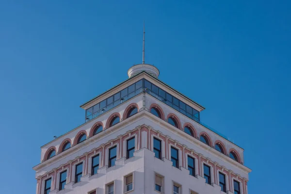 卢布尔雅那著名的尼伯克摩天大楼 阳光灿烂 背景是蓝色的树懒 楼上看得见 免版税图库照片