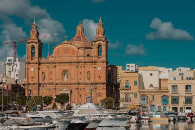 Sliema 'daki Knisja Parrokkjali tal-Imsida adlı kilise güneşli bir günde, marinadan bakıyor..