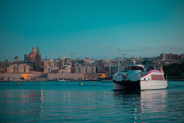 Sliema Valletta Arasında Vapurla Görülebilir Bir Malta Üzerine Akşam Saatlerinde — Stok fotoğraf
