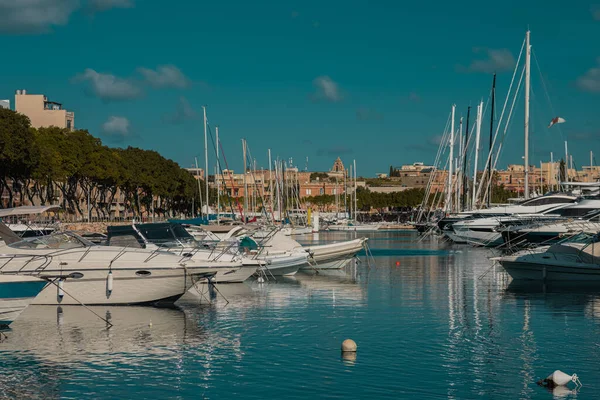 Marina Valletta Malta Bir Yaz Gününde Görünür Sayıda Tekne Yat — Stok fotoğraf