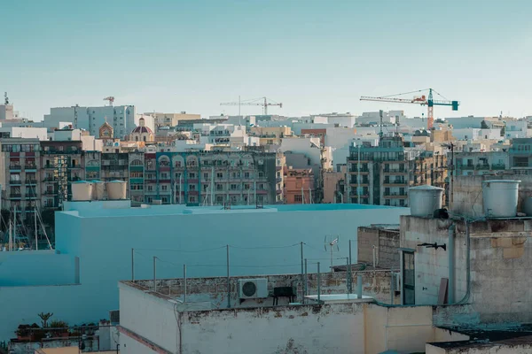 Typiska Bostäder Städerna Malta Flera Våningar Och Balkonger Klarblå Himmel — Stockfoto