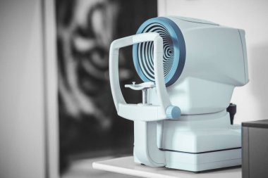 Optik biyometre ve tam kornea topografisi. Eksen uzunluğu, korneal topoğrafya, gözbebeği, kornea çapı ve ön oda derinliğini ölçer..