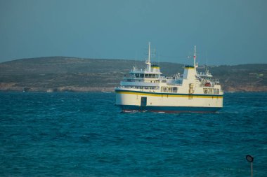 Güneşli bir günde, Mgarr ve Cirkewwa şehirleri arasındaki Gozo Malta kanalında seyahat eden feribot..