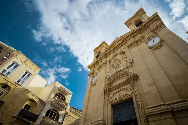 晴れた日には マルタのゴゾ島にあるビクトリア市の聖ジョージ大聖堂や教会の外観 — ストック写真