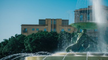 Güneşli bir günde Malta 'nın Valletta şehrindeki Triton çeşmesinin ayrıntıları.