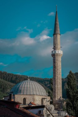 Güneşli bir günde Bosna 'nın başkenti Saraybosna' da görkemli minaresi olan camilerden biri..