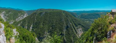 MArtin Brod 'un batı Bosna' daki panorama manzarası güneşli bir günde, altında manastır bulunan görünür derin vadi..