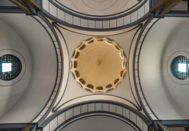 Oran Cezayir 'de Hammou-boutlelis Bulvarı' ndaki Place de la Kahina 'daki Katolik kilisesi. Yazın güneşli bir günde..