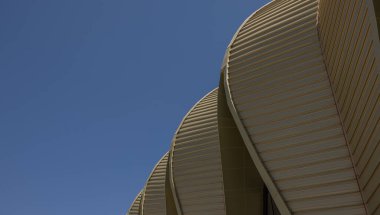 Güneşli bir yaz gününde Cezayir, Oran 'daki yeni spor stadyumlarından birinin ön yüzü ilginç bir görünüme sahip.