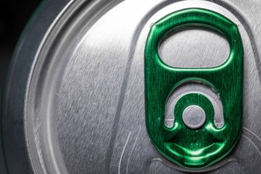 Alüminyum bir teneke kutunun yeşil renkli makro ya da detaylı fotoğrafı. Halka çekerek açılan bir konserve kutusunun ön görünümü.