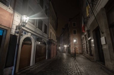 Geceleri Prag 'ın kaldırımlı caddeleri sokak lambalarıyla aydınlatılıyor ve turist yok. Gece soğuğu boyunca bütün dükkanlar kapalı..