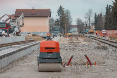 Domzale, Ljubljana 'nın eski tren istasyonunun modernizasyonu. İşçiler çakıl ve yaya platformlarıyla yeni raylar döşüyorlar. Ön planda paten