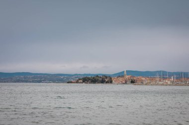 Kuzey Adriyatik Denizi 'ndeki Izola şehrinin soğuk kış ya da ilkbahar başları manzarası. Marina ön planda..