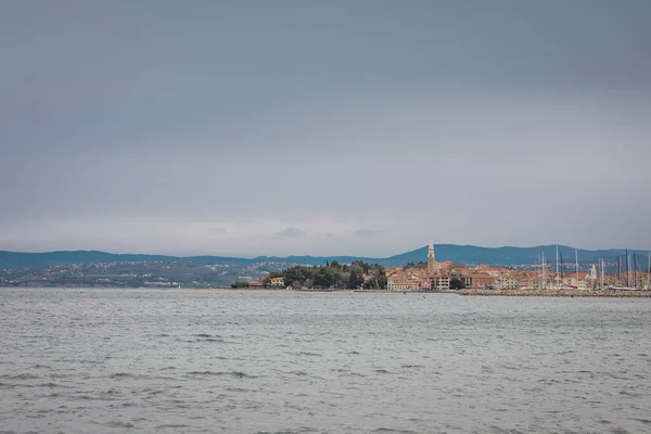 หนาวท หนาวเย นหร นฤด ใบไม พาโนรามาของเม Izola ในหร อทะเล Adriatic รูปภาพสต็อก