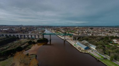 Boyne 'un drogheda' daki viyadük hava aracı görüntüsü Boyne nehrinin üzerinde akşam saatlerinde yayılıyor. Yeşil metal viyadük ve taş kemerlerin güzel bir parçası..