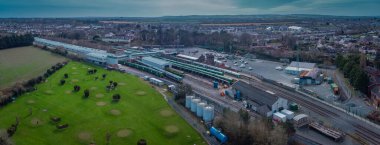 İrlanda 'daki Drogheda Macbride tren istasyonunun hava görüntüsü, Dublin' den Belfast 'a bir hat üzerinde. Güneşli bir günde tren ve peronlar geçiyor..