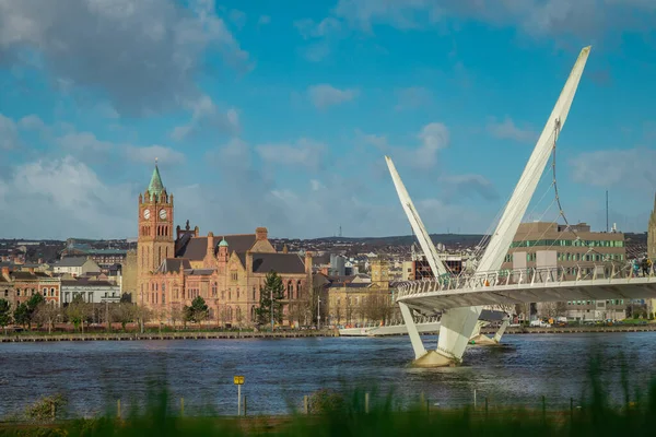 Panorama Van Vredesbrug Derry Londonderry Rivier Een Zonnige Lentedag Mooie — Stockfoto