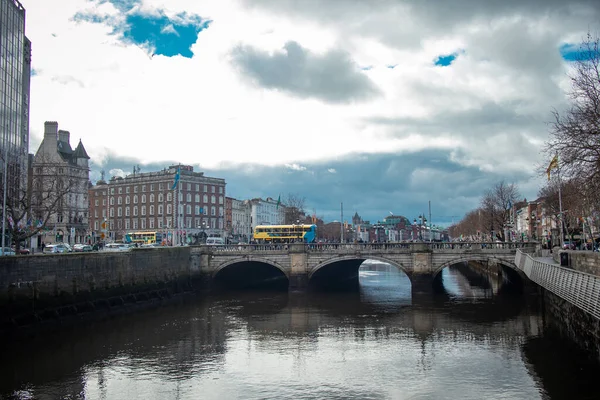 Közép Dublin Liffey Folyóval Egy Hajóval Egy Felhős Napos Napon — Stock Fotó