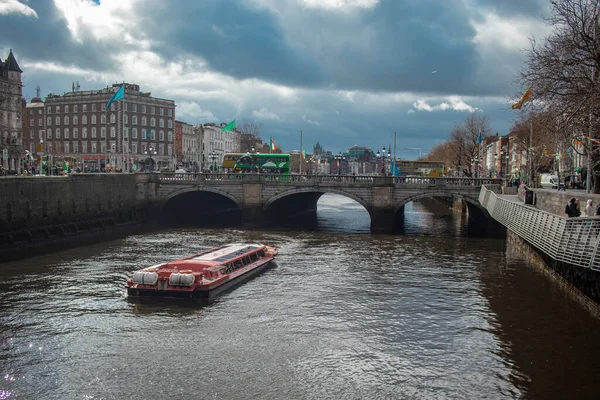 Orta Dublin Liffey Nehri Bulutlu Güneşli Bir Günde Bir Tekne — Stok fotoğraf
