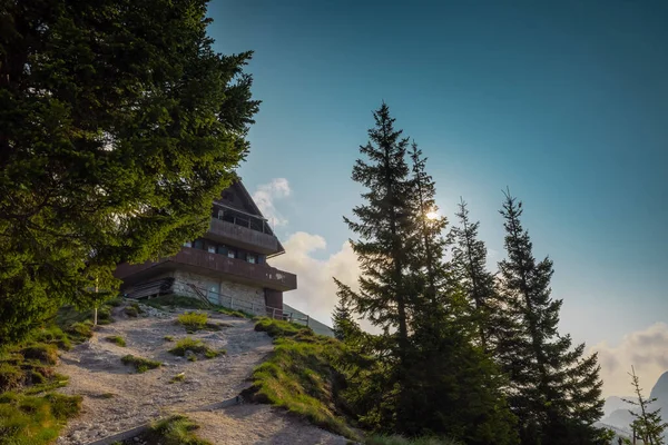Golica Dağı Nın Aşağısındaki Güzel Dağ Kulübesi Arka Planda Güzel — Stok fotoğraf