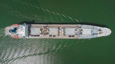 Kargo gemisi Panama Kanalı Boğazı 'nın sularından görünür bir şekilde geçiyor. Gri gemi, doğrudan yukarıdan drone hava görüntüsü.