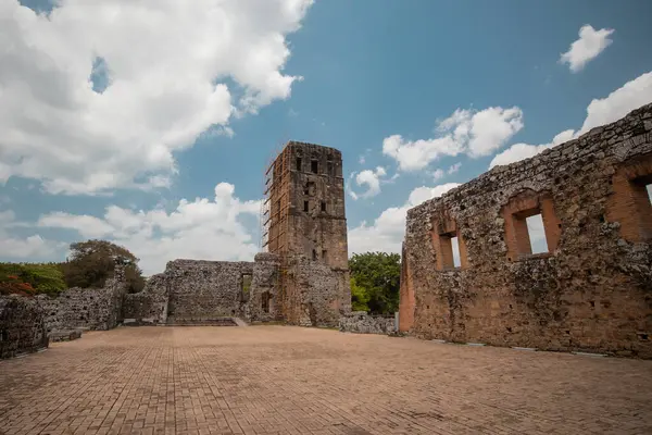 Panama Viejo tarihi şehri, Panama şehrinin ilk yerleşimi, ana meydan ve Evangelino Jimenez kulesi görünür, meydanı çevreleyen diğer kalıntılar.