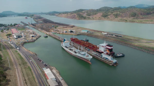 Boot Passeren Pedro Miguel Sluizen Panama Beroemde Kanaal Snelkoppeling Midden Rechtenvrije Stockafbeeldingen
