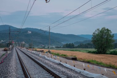 Tren rayı tadilatı. Bir tanesinin söküldüğü, üst katmanın söküldüğü ve yenilendiği ikiz raylar. Preserje yakınlarında inşa edilen modern demiryolu hattı