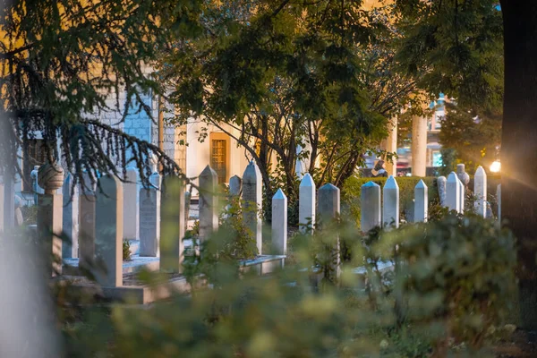 Cementerio Sarajevo Por Noche Pilares Blancos Entre Follaje Verde Los —  Fotos de Stock