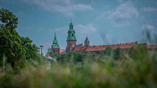 Spire Campanário Castelo Wawel Cidade Cracóvia Levantando Grama Verde Para — Fotografia de Stock