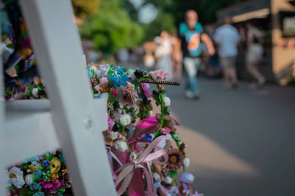 クラクフ市の中心部にある屋外市場の屋台で展示されている花は Wawel城の近くにあります 詳細と花に焦点を当てる — ストック写真