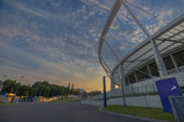 Chorzow 'daki Atletizm Stadyumu Slaski' nin dışında muhteşem bir gökyüzü var. Modern bir stadyumun metal ve beton dış yüzeyi..