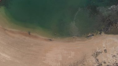 Taboga adasındaki kumsalın insansız hava aracı panoraması, Panama şehrine yakın popüler kaçış noktası. Görünür kum, su ve küçük dalgalar...