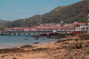 Taboga adasının panoramik manzarası ve ana rıhtımı Panama şehrinden gelen gemi ve teknelerin tipik olarak limana yanaştığı ve bu küçük güzel adaya turistleri indirdiği yer.