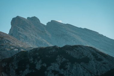 Valparola 'dan kayalık dağın tepesine ya da bir yaz günü zirveye doğru geçişe bakıyorum..