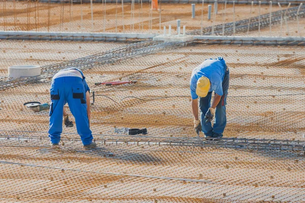 Descripción General Dos Trabajadores Construcción Que Utilizan Tenazas Fijan Barras — Foto de Stock