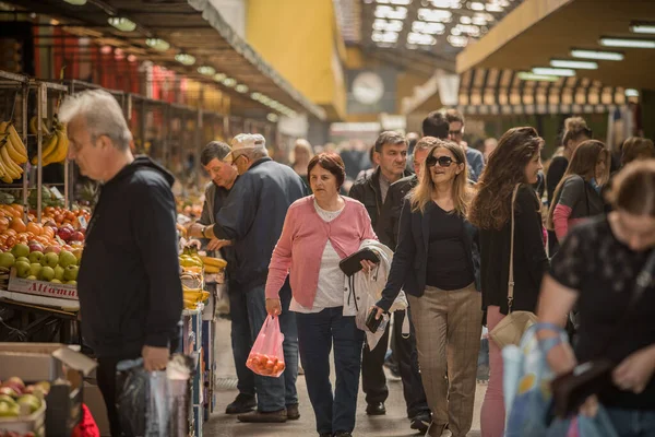 보스니아 2019 신선한 과일과 야채로 가게가있는 루카의 시장에서 방황하는 사람들 — 스톡 사진