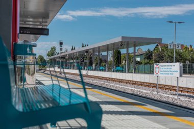 Slovenya, Domzale tren istasyonunda, tadilattan sonra. Bu banliyö şehrinde demiryolu değişimi ve yeni demiryolu platformları kurulması söz konusuydu..