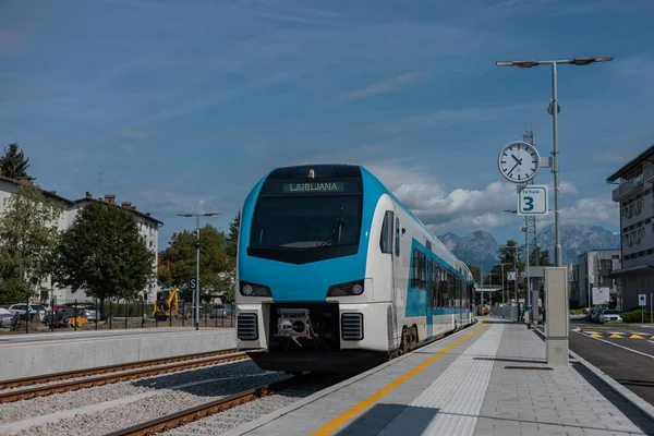 Train Arrivant Gare Domzale Slovénie Après Rénovation Changement Voie Ferrée — Photo